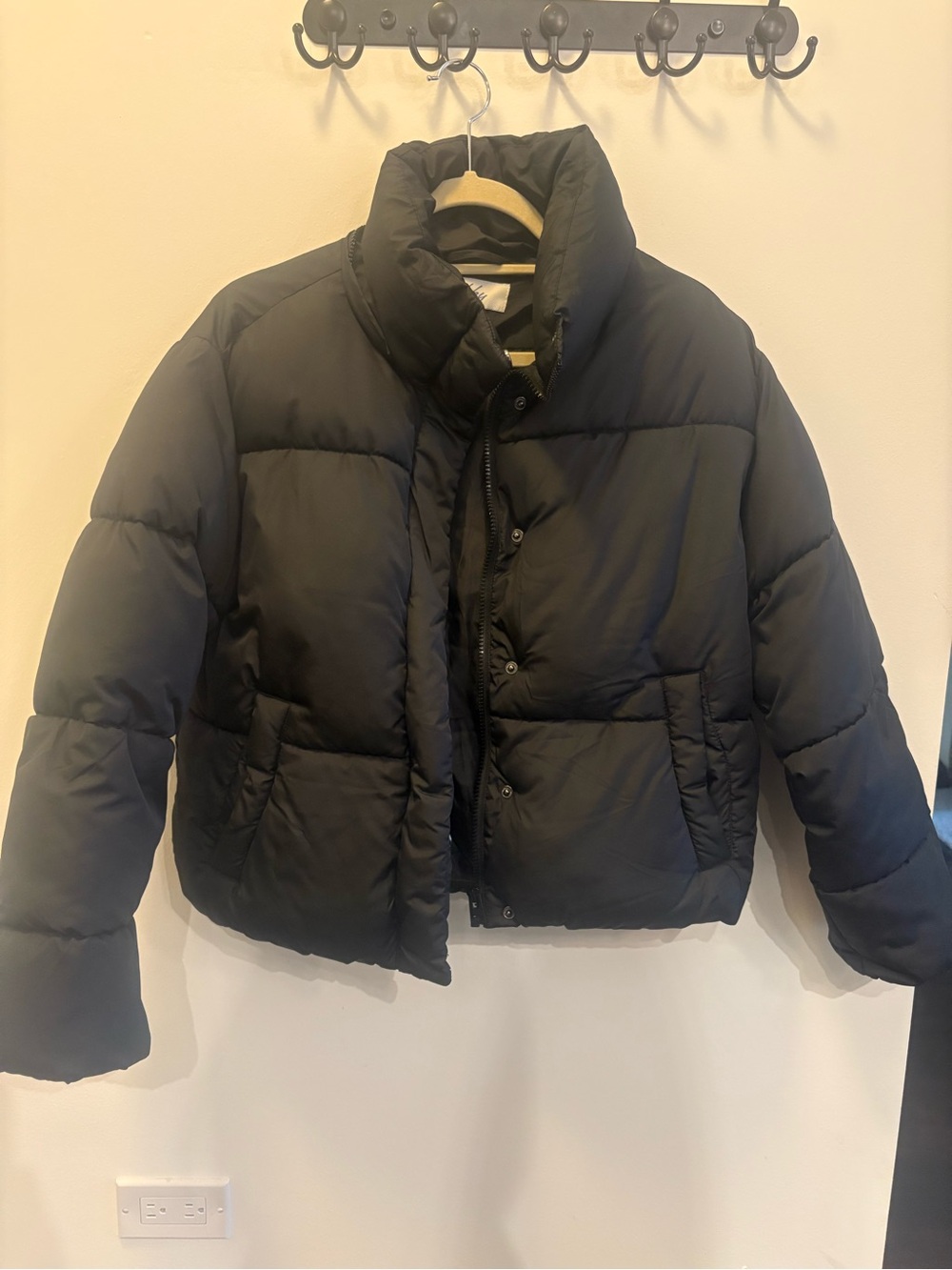 Black Women's cropped Puffer Jacket